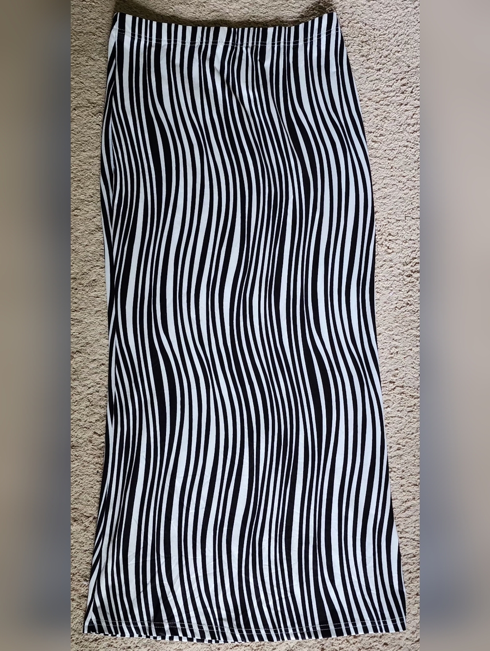 Black & White Wavy Stripe Midi Skirt Large